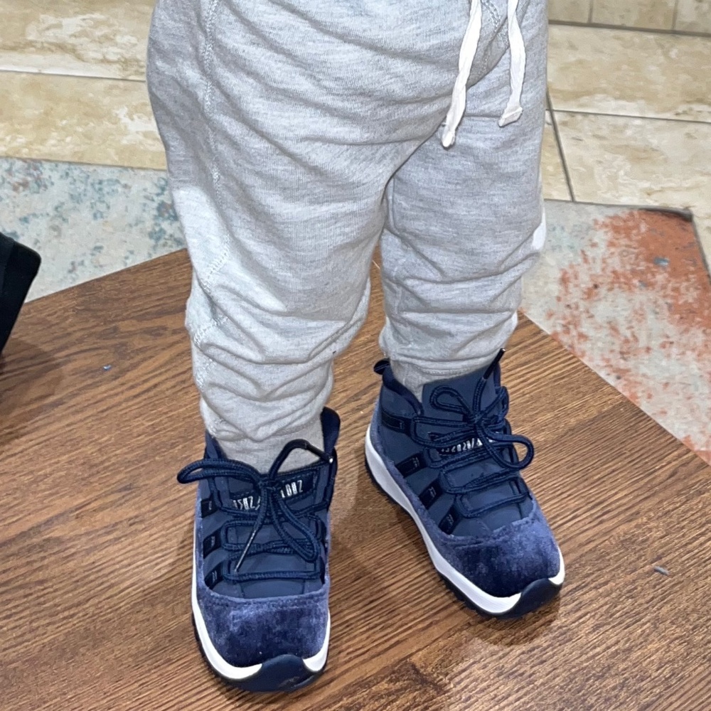 Jordan's 11s | Midnight Nevy Velvet's 6c